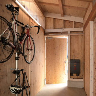 玄関土間は汚れを気にすることなく使用でき便利。左壁面裏にある書斎のハイサイドライトからの光が漏れ入る