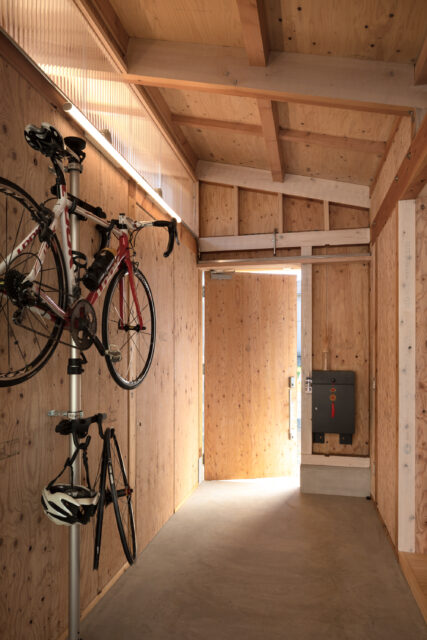 玄関土間は汚れを気にすることなく使用でき便利。左壁面裏にある書斎のハイサイドライトからの光が漏れ入る