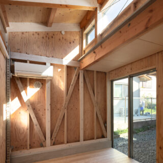 個室3。ハイサイドライトに向かう梁や壁面の構造材のうち、東西面のみを薄い白で塗装した。ラインが際立つ