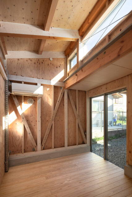 個室3。ハイサイドライトに向かう梁や壁面の構造材のうち、東西面のみを薄い白で塗装した。ラインが際立つ