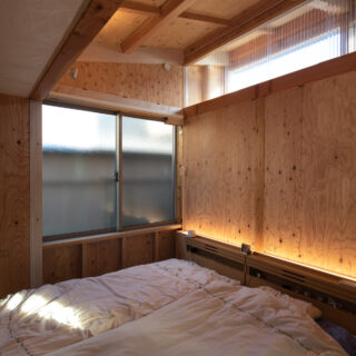 個室１は主寝室として使用。隣室越しのハイサイドライトを含め3方向から自然光が入る