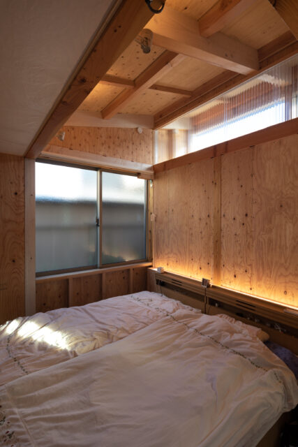 個室１は主寝室として使用。隣室越しのハイサイドライトを含め3方向から自然光が入る