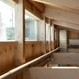 ハイサイドライトは一部を開閉可能に計画。上部からの熱気の排出が容易く、一年を通して室内を快適に保てる。奥の壁面、金属性のラックの裏に配線や配管をまとめた