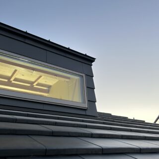 屋根は洋瓦を採用。塩害を考慮しながら要望通りのスタイリッシュな外観を叶えた