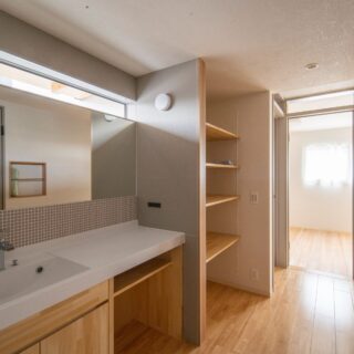 洗面は廊下と兼用とし、ゆとりを確保。大きな鏡の上には自然光が入るようにした。壁をマグネット対応とすることで利便性も高い。
