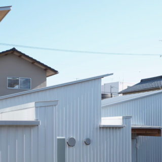外観。光を室内に届けるため3連の片流れ屋根とし、屋根と屋根の間に大きな樋状の平場を設けた。一気に水が流れ落ちることが想像でき、見た目からして安心感がある