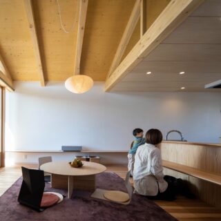 「床座で過ごしたい」というSさんの要望に応え、キッチンとLD（茶の間）部分には段差を設けた。キッチンに立つ人と茶の間に座る人の視線がちょうど合うような絶妙な高さカウンターテーブルは朝食やデスク作業に重宝しているという。
