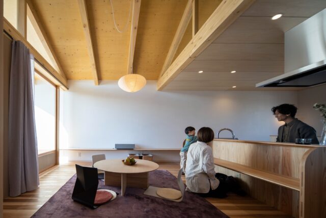 「床座で過ごしたい」というSさんの要望に応え、キッチンとLD(茶の間)部分には段差を設けた。キッチンに立つ人と茶の間に座る人の視線がちょうど合うような絶妙な高さカウンターテーブルは朝食やデスク作業に重宝しているという。
