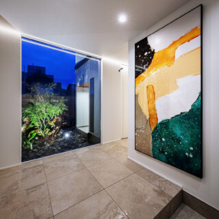 家に合わせ、玄関も広々と計画。家に入った瞬間に前面の開口から中庭が目に入り、贅沢な家だと感じられる