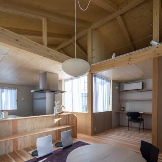 住まいにはSさんが新居の内装に合わせて購入した良質なラグや円卓、家具が置かれている。Sさんのインテリアセンスも、住空間に大いに反映されている。