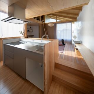 キッチンはIKEA製に造作を加えたハイブリッドでコストと機能性を両立。キッチンで作業をしながら、学習コーナーや書斎、インナーテラスの先の景色まで見渡せる。