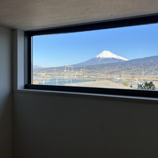 ロフトからの眺め。平屋ながらロフトを設け、高い位置に窓を計画したおかげで思いがけない贅沢空間ができた