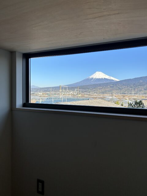 ロフトからの眺め。平屋ながらロフトを設け、高い位置に窓を計画したおかげで思いがけない贅沢空間ができた