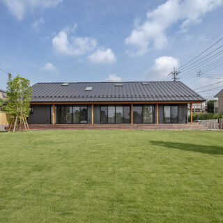 施主さまは生花の農家だったため、南の庭の造成は自ら指揮を執ってくださったとのこと。北の外部空間は親族の集まりなどで使うパブリック空間であるのに対し、こちらの南側はウッドデッキで緑を眺めたり、お孫さんが遊んだりするプライベート空間として活躍中