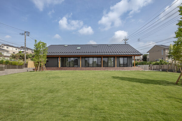 豊かな時間を生み出す2つの軒下 暮らしをおおらかに包み込む「大屋根の家」