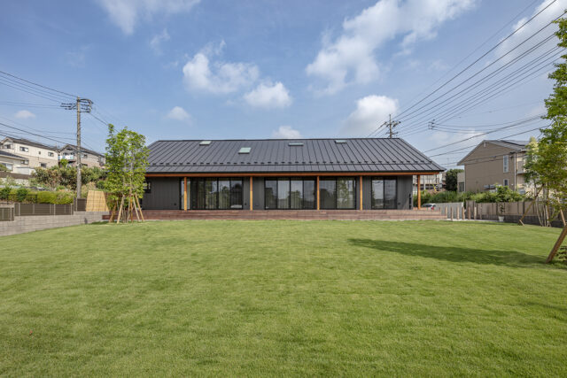 施主さまは生花の農家だったため、南の庭の造成は自ら指揮を執ってくださったとのこと。北の外部空間は親族の集まりなどで使うパブリック空間であるのに対し、こちらの南側はウッドデッキで緑を眺めたり、お孫さんが遊んだりするプライベート空間として活躍中