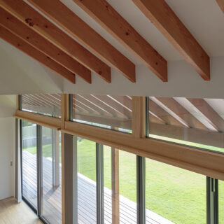 軒までのびた垂木が屋外との一体感を強調。ウッドデッキにかかる深い軒は夏の直射を遮る効果もある
