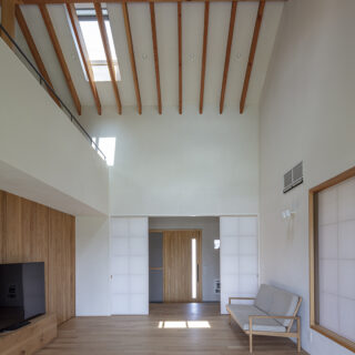 庭側から見たリビング。玄関（写真奥）から庭まで続く「通り土間のような配置」でつくられている
