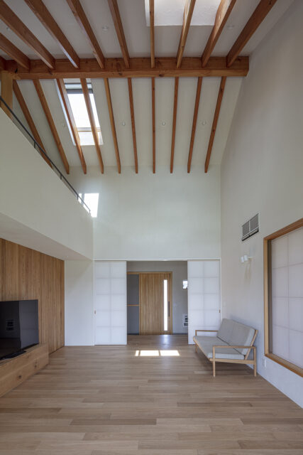 庭側から見たリビング。玄関(写真奥)から庭まで続く「通り土間のような配置」でつくられている