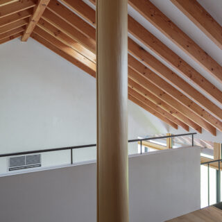 室内の柱は障害物扱いをされることもあるが、「キャラクター性を持たせてデザインした柱はインテリアや住み心地を豊かにしてくれます」と矢島さん。2階にあるのは、施工作業で必要だった柱をなめらかに整えた丸柱。見える場所に柱があると安心感を得られる