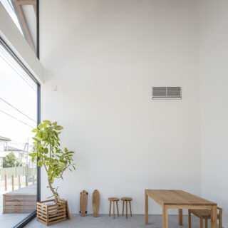 街道に面したショールーム。ペンキ塗りの壁とモルタルの床で仕上げ、展示作品が引き立つシンプルな空間に