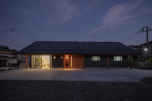 北の外観の夕景は、静かで上品な印象。「日本的な家」という要望を踏まえてしっとりとした和の風情を意識し、照明は明るくなり過ぎないように計画した