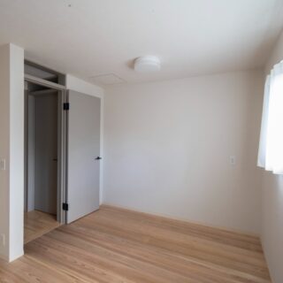 子ども部屋は、白を基調とした清潔感あふれる佇まい。将来２分割できるよう入口も２つ設けてある。