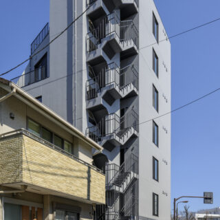 裏手にあたる南西側の屋外非常階段の踊り場に、法規的な主要な出入口（玄関）がある。