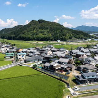 近江富士と呼ばれる三上山を背後に持つ、旧中山道の古い街並み。周辺環境との調和を考え、一部2階建てだが平屋のように見えるデザインを採用。近隣家屋でも採用されている切り妻屋根や、似た色を採用することで違和感や威圧感をなくした