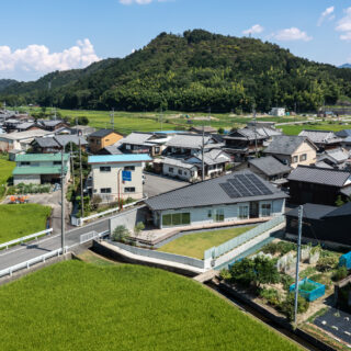 長方形の敷地を斜めに分割し、三角形の建物と庭とするプラン。庭側の窓が敷地の対角線にあることで、妻が生まれ育った田園の風景をどの部屋からも楽しむことができる