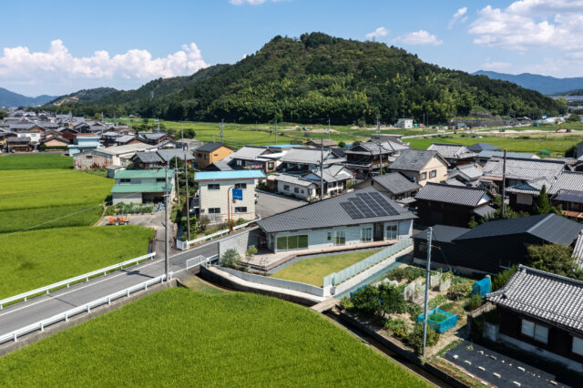 長方形の敷地を斜めに分割し、三角形の建物と庭とするプラン。庭側の窓が敷地の対角線にあることで、妻が生まれ育った田園の風景をどの部屋からも楽しむことができる