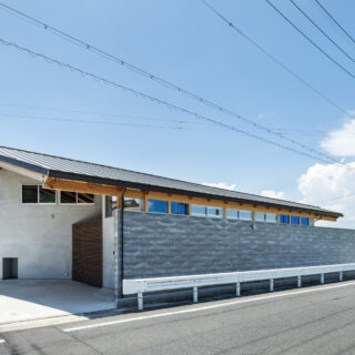 子どもの安全面を考慮し、前面道路側に大きな壁を設置。周辺への威圧感が出ないように、デザイン上の工夫もなされている。壁と屋根、そしてその間のスリットの窓に分割し、それぞれの位置・角度・色を計算することで軽やかな印象を持たせた