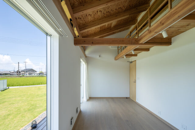 庭に面する子供部屋。将来は2つの部屋に分割できよう、梁や電源などが既に用意されている。右側上部に見えるのはロフト。そもそも収納量は十分だが、荷物などが増えた時に収納として使えるように用意された