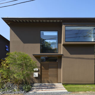 玄関の上の大きな窓から、遠くの山や空が見える。小３の女の子に「この窓が好き」と言わしめるほどの景色のおすそ分けだ。