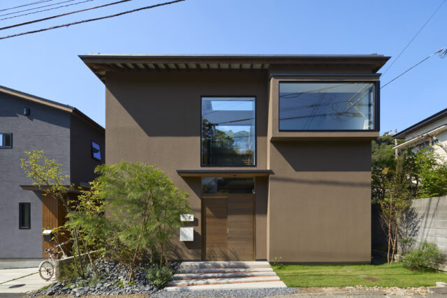 玄関の上の大きな窓から、遠くの山や空が見える。小３の女の子に「この窓が好き」と言わしめるほどの景色のおすそ分けだ。