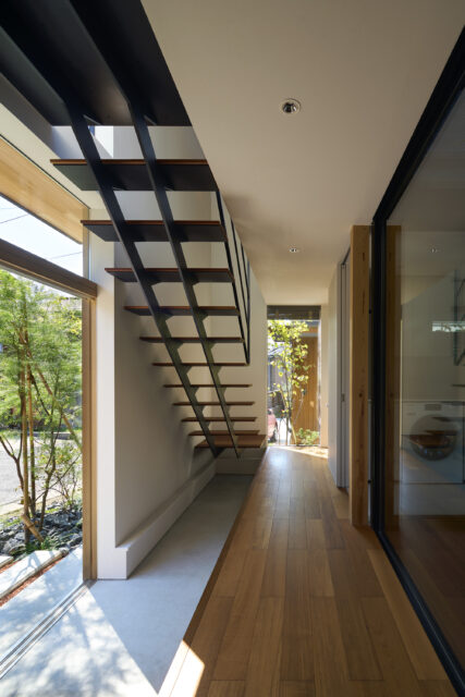 横に伸びる玄関土間は自転車置き場にも。靴箱を配し、靴は上り框の中へ収納。図らずも子どもやご近所さんが腰掛けて休憩する現代の縁側になったという。