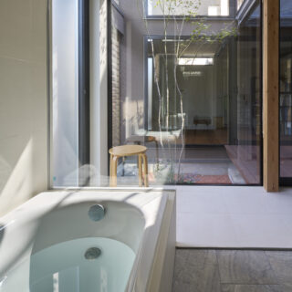 浴室も中庭に面している。実際の入浴時にはロールスクリーンを下しているというが、
中庭のもみじを見ながらのプチ露天風呂気分も楽しめるだろう。
