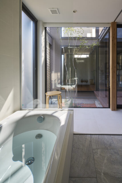 浴室も中庭に面している。実際の入浴時にはロールスクリーンを下しているというが、
中庭のもみじを見ながらのプチ露天風呂気分も楽しめるだろう。