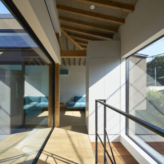 階段を上ると現れる開放的な空間。光がふんだんに入り、冬でも家の中が暖かいという。