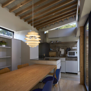 ダイニングキッチンは造作中心。奥様のご希望の大型食洗器もビルトイン。上部の棚やエアコンの目隠しなどは梁の幅に合わせるなど、造作だからこそ叶う、利便性とデザイン性の融合。