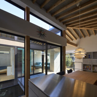 石川邸は、家全体が大きなワンルームに。いくつもの居場所がありながらも、中庭を介して視線が行き届くつくり。家族の絆も生まれる空間だ。