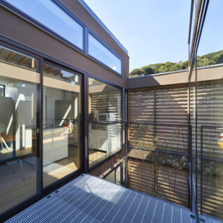 空間、光、風、動線という複数の要素を同時に解決した中庭。一部がグレーチングとなっており、アウトドアリビングとしても活用できる。