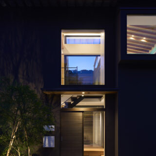 夜になると室内の明かりで大窓からの景色が浮かびたち、幻想的な雰囲気に。大きな窓も、廊下部分以外は視線がカットされているので、プライバシーも守られる。