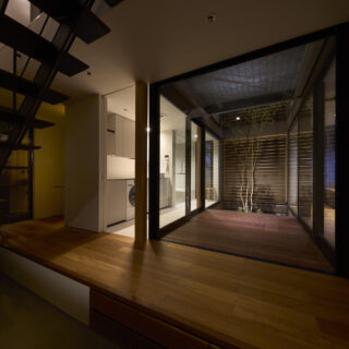 夜になると、中庭がぼんやり浮かび上がり、落ち着きある空間に。光が生み出す陰影も美しい。