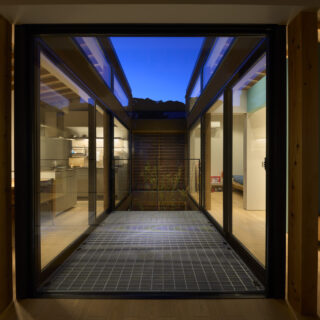 夜は、昼とはまた違った幻想的な雰囲気に。星空も見える窓には、灯に導かれ昆虫たちも集まるのだとか。