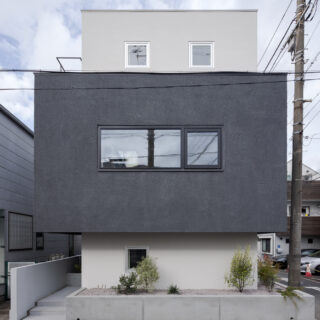 白壁は塗装仕上げ、グレーはジョリパットのCLIMATELIAを重ね塗りすることで、色調の対比だけでなく質感の違いも際立たせている。