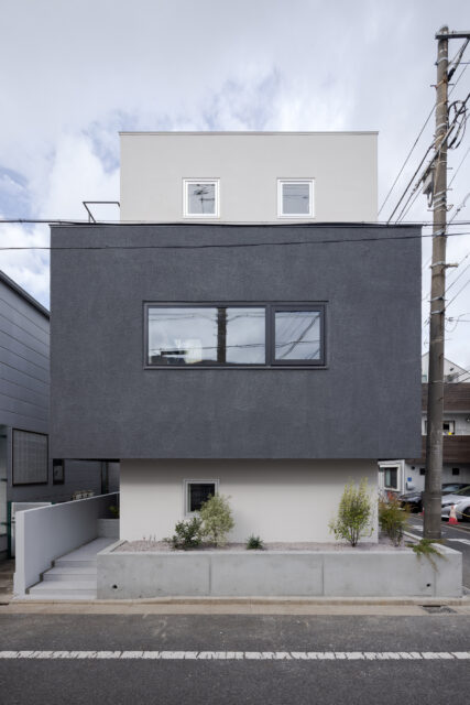 白壁は塗装仕上げ、グレーはジョリパットのCLIMATELIAを重ね塗りすることで、色調の対比だけでなく質感の違いも際立たせている。