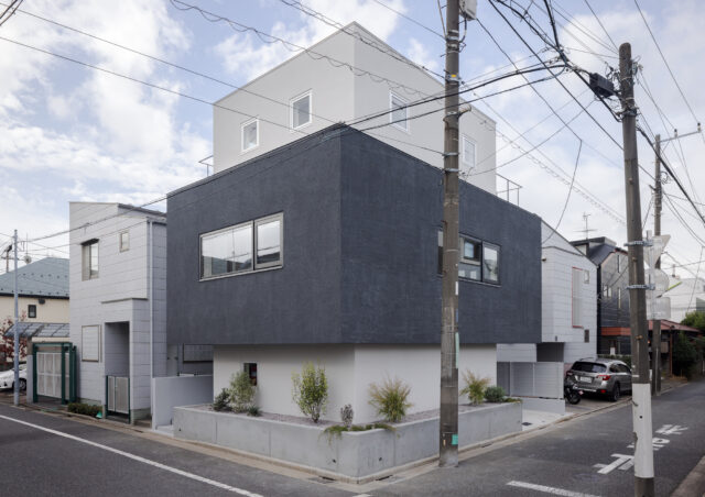 世田谷の閑静な住宅地の角地に建つM邸。白とグレーの３つの箱が積み重なる洗練されたフォルム。3面に等しく窓を配置しバランスも整えた。