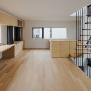 4方向に設けられた窓により明るく開放的なLDK。オーク材のフローリングと木製建具が温もりある柔らかな表情を見せる。