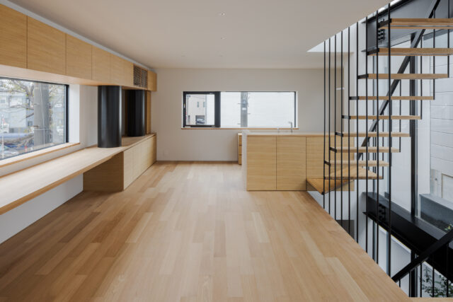 4方向に設けられた窓により明るく開放的なLDK。オーク材のフローリングと木製建具が温もりある柔らかな表情を見せる。